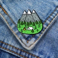 Outdoor-Camping-Emaille-Pin mit Bergen und Wald auf blauer Jeansjacke - Waldberg