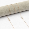 Elegante vergoldete Brillenkette mit weißen Perlen und feinen Metallkettengliedern - 2+2 Perle Gold