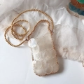 Handgemachte Handyhülle aus schillernden Muschelpajetten mit goldener Perlenkette - Vertikal / Gebrochenes Weiß
