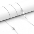 Catena d'argento minimalista con perle bianche su un supporto bianco - Catena con Perle 3+1 Argento