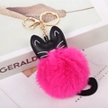 Dettaglio portachiavi pompon in pelliccia sintetica rosa con gatto in pelle nera e oro - Magenta