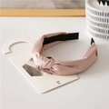 Detailansicht des staubrosa Satin-Knotenstirnbands mit Seidentextur und rutschfestem Futter - Rosa
