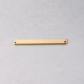 Vista detallada del conector rectangular de acero inoxidable dorado con dos agujeros - Redondeado 5x50mm / Dorado
