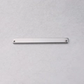Detalle macro del conector rectangular de acero inoxidable plateado con dos agujeros para DIY - Redondeado 5x50mm / Color Acero