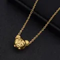 Collana dorata con ciondolo a forma di topo zodiacale su sfondo nero testurizzato - Topo della Fortuna