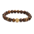 Pulsera de cuentas de ojo de tigre con amuleto de cabeza de león dorada en fondo blanco - Dorado