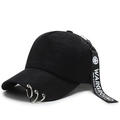Gorra de béisbol negra estilo callejero con anillos plateados y cinta estampada - Ajustable / Negro