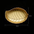 Goldenes Deko-Tablett in Blattform mit feiner Adertextur und 18 cm Länge für Schmuck - Goldenes Holzblatt Klein B