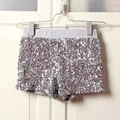 Detailansicht der silbernen Pailletten-Shorts mit elastischem hohen Taillenbund - Einheitsgröße / Silber