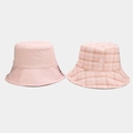 Doppia vista di cappello a secchiello rosa con stampa Symbol e motivo a quadri - M (56-58cm) / Rosa