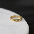 Vista macro di un anello dorato con motivo a spighe di grano e design minimalista - US 6 / Anello Spiga di Grano