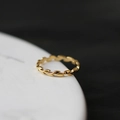 Minimalistischer 18K Gold Weizenähren Ring auf einer weißen Keramik Schmuckplatte - US 6 / Reben Ring