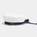 Dettaglio del berretto in cotone bianco con fiocco blu e ricamo Forever decorativo - Bianco