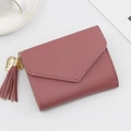 Petit portefeuille femme rose poudré à trois volets avec texture cuir et pompon chic - Rose Rouge