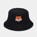 Dettaglio di un cappello da pescatore in cotone nero con ricamo di volpe arancione - M (56-58cm) / Nero