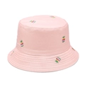 Dettaglio di un cappello a secchiello rosa con ricami di ananas colorati e cuciture in cotone - M (56-58cm) / Rosa