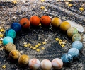 Boho-Galaxie-Armband mit bunten Planetenperlen aus Naturstein und weißem Kristallanhänger - 10mm Matte Ausführung (NSB0069)