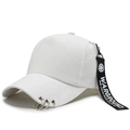 Gorra de béisbol hip-hop blanca con anillos plateados y cinta negra con estrellas - Ajustable / Blanco