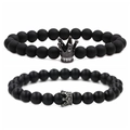 Dettaglio di braccialetti con perline nere opache, ciondoli a corona e micro-cristalli - Nero Opaco Corona Nera