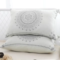 Paar grijze katoenen kussenslopen met mandala patronen op een gezellig bed - Mandala Grijs (Paar)