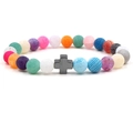 Bracciale di perle in agata colorata con ciondolo a croce in metallo grigio e manubri - Croce Argentata