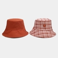 Dettaglio del cappello alla pescatora in tela con motivo a scacchi arancione e patch - M (56-58cm) / Rosso Mattone
