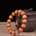 Detail van 15 mm sandelhout gebedskralen met natuurlijke houtnerf en een pompoenhanger - Premium Accessoire Stijl / 15mm*15 Kralen / tan