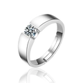 Anillo ajustable de banda ancha en tono plateado con una brillante circonita redonda - Estilo de Hombre / Abierto Ajustable