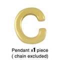 Détail du pendentif lettre C doré poli montrant une finition métallique lisse et brillante - Pendentif Lettre C