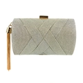 Détail de la pochette de soirée en satin argenté avec texture croisée et glands dorés - Argent Étincelant