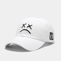 Primer plano del bordado de cara triste negra en una gorra de béisbol de algodón blanco - Ajustable / Blanco