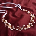 Bandeau de mariée exquis avec fleurs et perles sur fond de satin rouge vin - 025 Bandeau Fleur Dorée