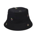 Dettaglio dei ricami di ananas colorati su un cappello a secchiello in tela nera - M (56-58cm) / Nero