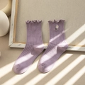 Calcetines morados con bordado de margarita blanca y bordes de encaje estilo bosque - Talla única / Púrpura