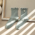 Hellgrüne Baumwollsocken mit Rippmuster, Rüschensaum und dezenter Gänseblümchen-Stickerei - Einheitsgröße / Grün