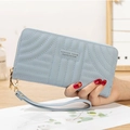 Hellblaue lange PU-Leder Brieftasche mit Steppmuster und Handschlaufe für Damen - Blau