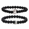 Dettaglio di bracciali con perle nere opache e ciondoli a corona in argento lucido - Nero Opaco Corona Argentata