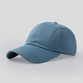 Detalle de gorra de béisbol azul grisáceo de seis paneles con costuras y ventilación - Azul Niebla