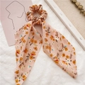 Detalle de un coletero rosa con estampado floral y cintas largas de gasa fina - Cinta Rosa de Flores