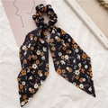 Coletero azul marino con estampado floral y cintas largas para coleta elegante - Cinta Negra de Flores