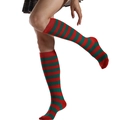 Gros plan de chaussettes hautes rayées rouge et vert avec texture en maille douce - Rayures Rouges et Vertes