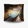 Wandteppich mit Blick aus einer Höhle auf den Strand bei Sonnenuntergang mit Segelboot - 73x95cm (Gebürsteter Stoff) / Höhle und Segelboot (GT109616)