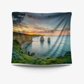 Wandteppich mit Küstenlandschaft bei Sonnenuntergang und Klippen aus hochwertigem Stoff - 73x95cm (Gebürsteter Stoff) / Küstensteinnadeln (GT109609)