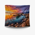 Arazzo con paesaggio spiaggia al tramonto, nuvole arancioni calde e rocce decorative - Gt105018 / 73X95CM (Tessuto spazzolato)