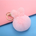 Llavero de pompón con orejas de conejo rosa y cierre dorado sobre fondo de color vivo - Oreja de conejo / Rosa Coreano