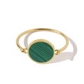 Chique gouden armband met ronde groene malachiet inleg op een witte achtergrond - Malachiet Schijf / Goud + Groen