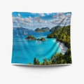 Wandteppich mit tropischer Strandlandschaft, türkisem Meer und Segelbooten Deko - 73x95cm (Gebürsteter Stoff) / Segelboot Insel (GT109603)