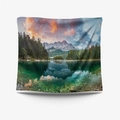 Wandteppich mit Berg- und See-Landschaft im Sonnenuntergang für Wohnzimmerdeko - 73x95cm (Gebürsteter Stoff) / Schneeberg See (GT105016)