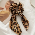 Luipaard satijnen scrunchie met lange linten en een gladde zijdeachtige textuur - Luipaard Koffie