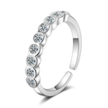 Verstellbarer silberner Ring mit funkelnden Zirkonia-Steinen auf weißem Hintergrund - Einstellbar Offen / Silber